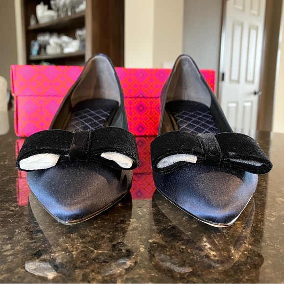 New Tory Burch Gigi Block Heel Pump, Navy Blue Satin, Crystal Embellished Logo - Picture 7 of 16
